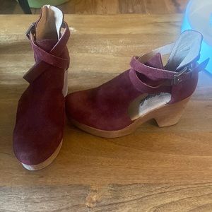 FREE PEOPLE Cedar Clog in Maroon